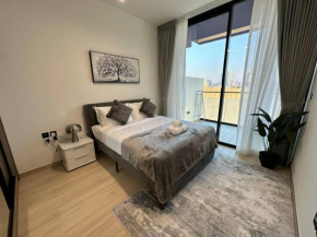 Roomy 1 Bedroom Apartment With Pool View